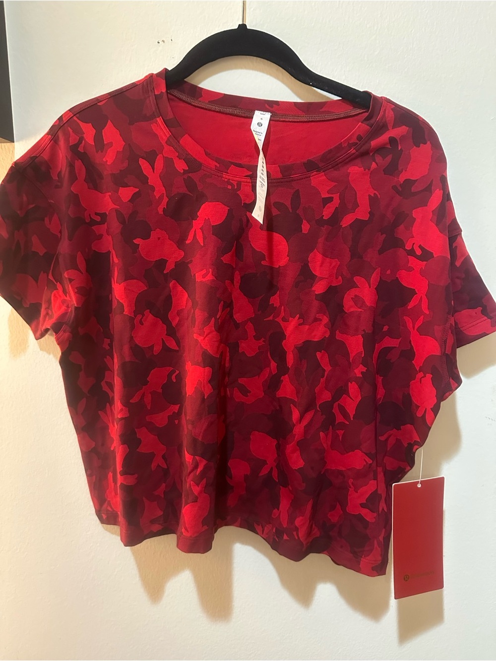 lululemon athletica Red Camouflage Floral Short Sleeve Tee